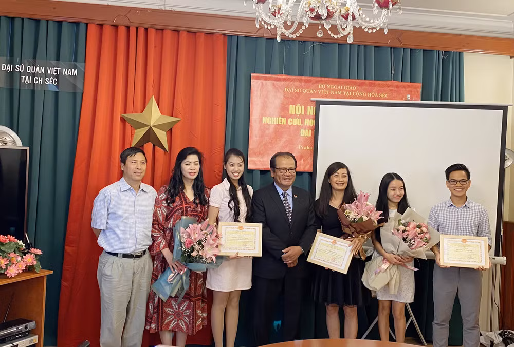Phát huy tính năng động tích cực của thế hệ trẻ người Việt tại Séc ảnh 1