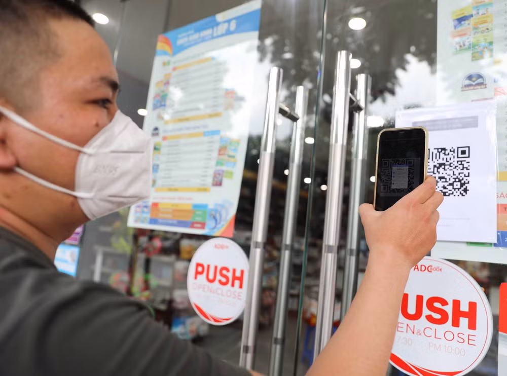 Hà Nội: Các cơ sở kinh doanh phải tạo điểm quét QR code khi mở lại ảnh 1