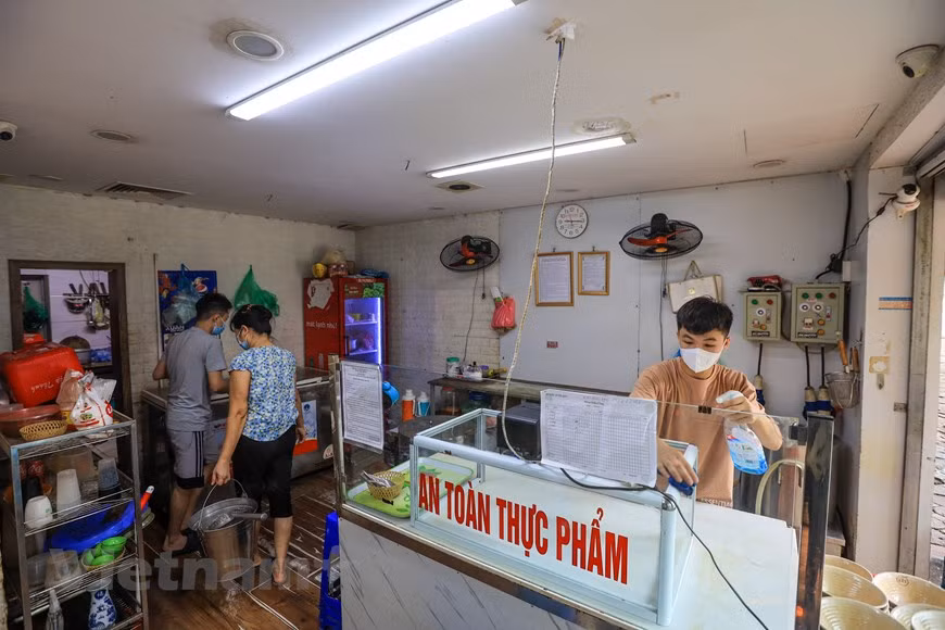 Hà Nội: Các cơ sở kinh doanh phải tạo điểm quét QR code khi mở lại ảnh 2
