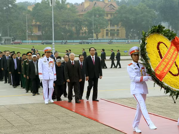 Lãnh đạo Đảng, Nhà nước vào lăng viếng Chủ tịch Hồ Chí Minh ảnh 1