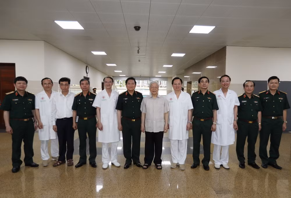 Tổng Bí thư Nguyễn Phú Trọng thăm hai đồng chí Đỗ Mười và Lê Đức Anh ảnh 1