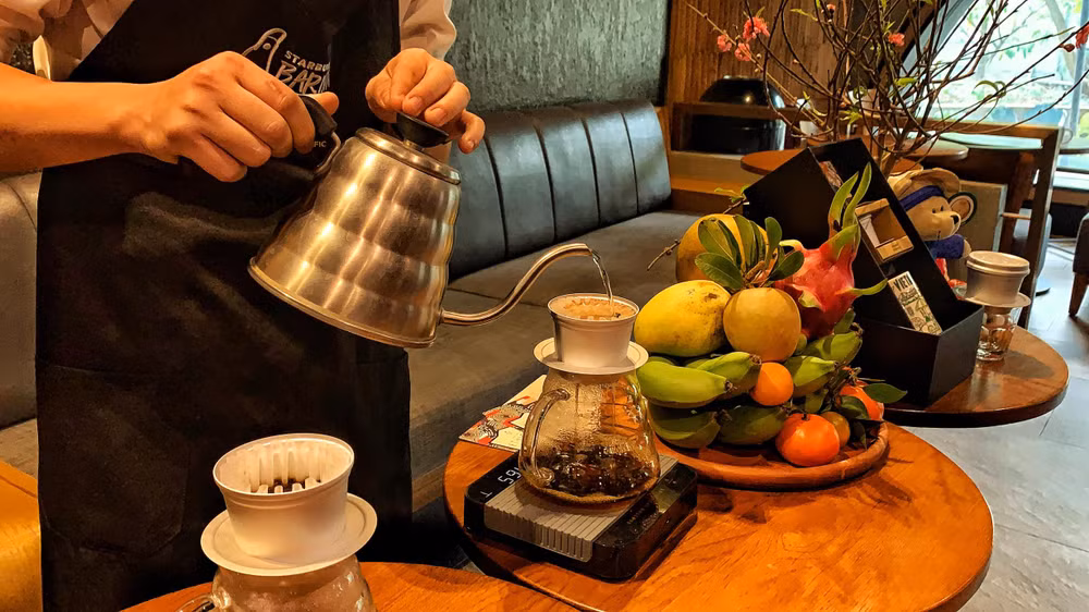 Starbucks ‘chơi lớn’ với các thiết kế đậm dấu ấn văn hóa Việt Nam ảnh 3