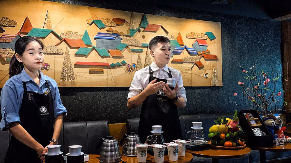 Starbucks ‘chơi lớn’ với các thiết kế đậm dấu ấn văn hóa Việt Nam ảnh 1
