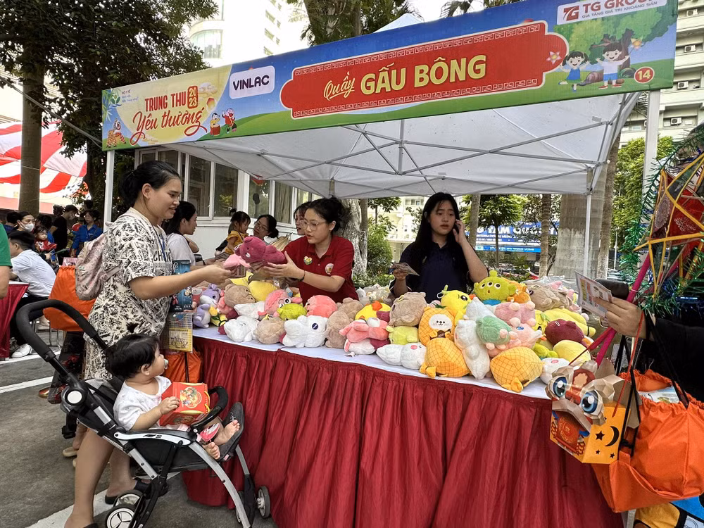 Hơn 2.200 bệnh nhi háo hức nhận những món quà dịp Tết Trung Thu ảnh 9