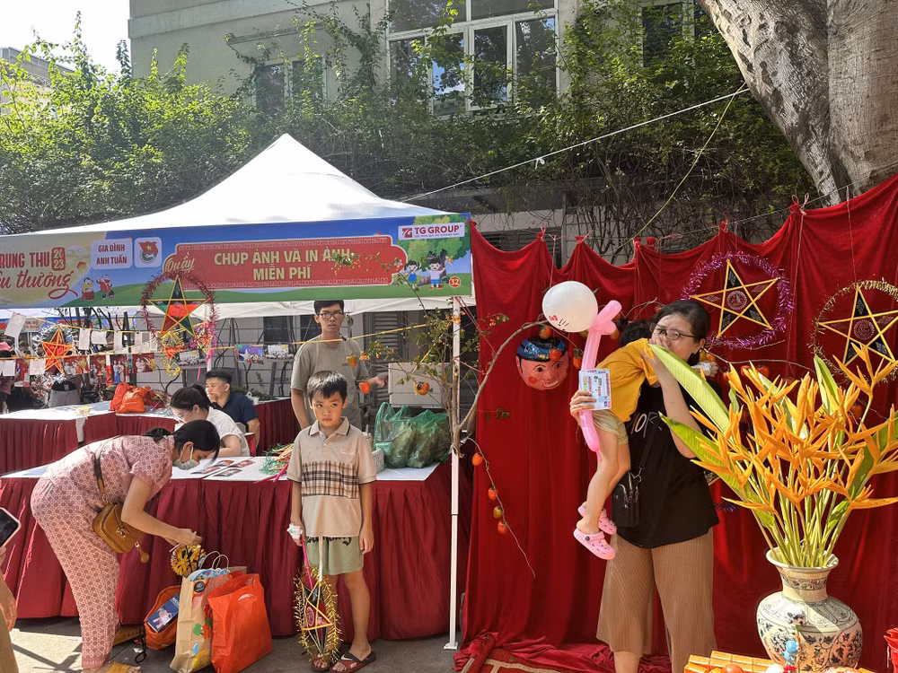 Hơn 2.200 bệnh nhi háo hức nhận những món quà dịp Tết Trung Thu ảnh 8