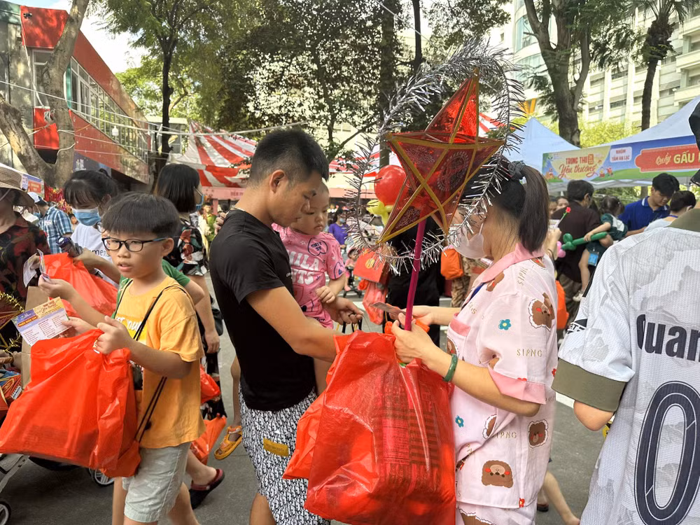 Hơn 2.200 bệnh nhi háo hức nhận những món quà dịp Tết Trung Thu ảnh 11