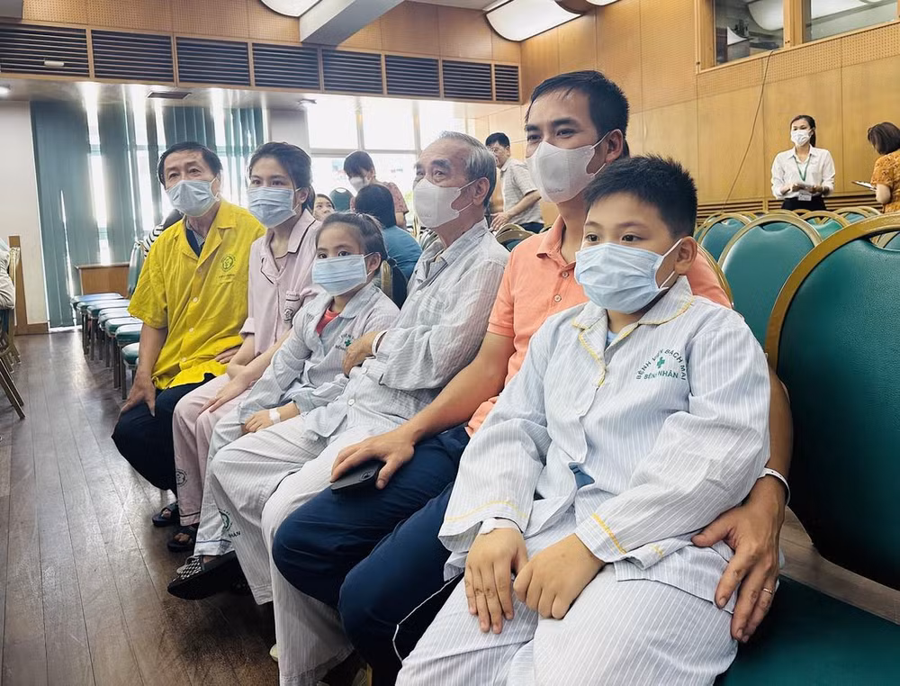 Cháy chung cư Khương Hạ: 10 bệnh nhân ở Bệnh viện Bạch Mai xuất viện ảnh 1