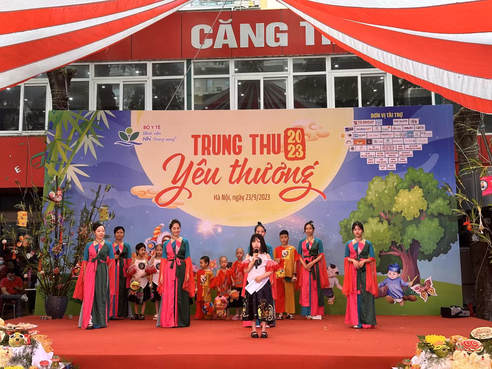 Hơn 2.200 bệnh nhi háo hức nhận những món quà dịp Tết Trung Thu ảnh 4