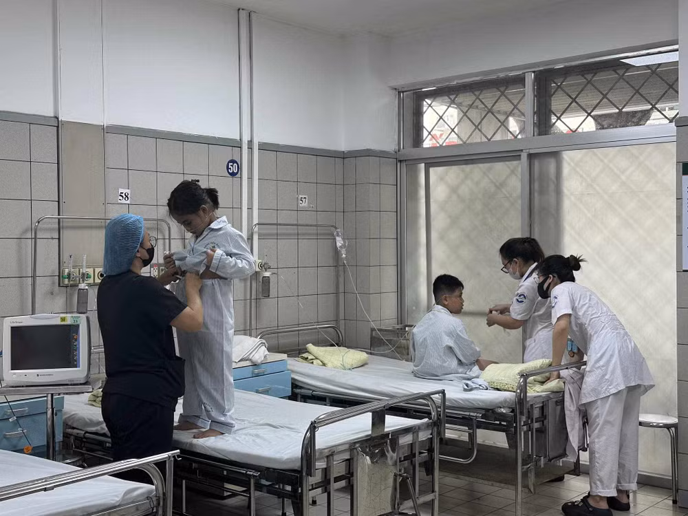 Cháy chung cư Khương Hạ: 10 bệnh nhân ở Bệnh viện Bạch Mai xuất viện ảnh 4