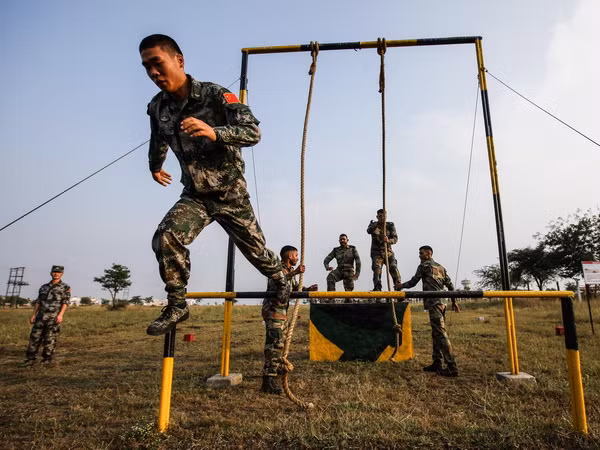 Trung Quốc diễn tập bắn đạn thật gần biên giới với Myanmar ảnh 1