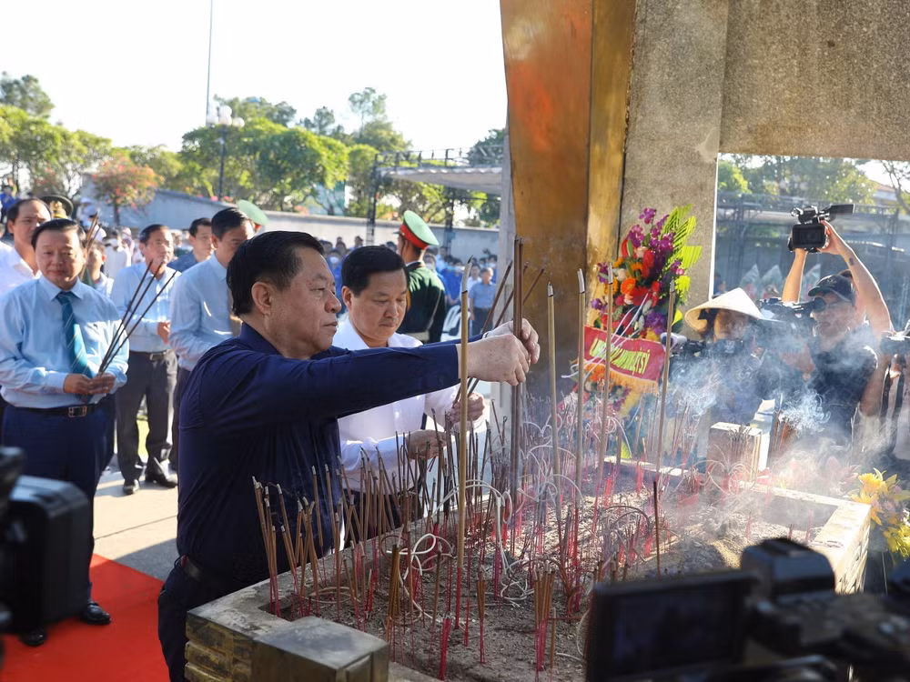 Quảng Tri: Trồng cây xanh cải tạo cảnh quan ở các nghĩa trang liệt sỹ ảnh 1