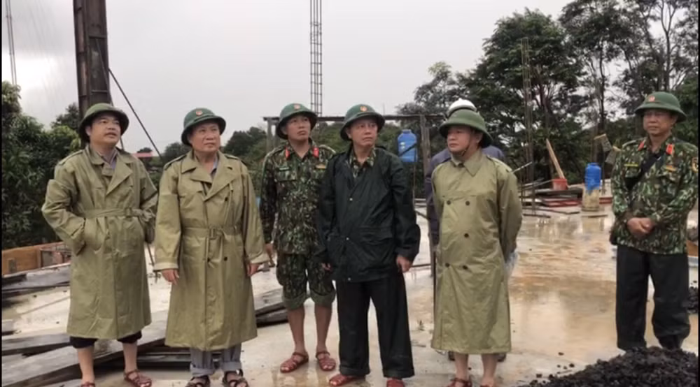 Sạt lở đất ở Hướng Hóa: Bắt đầu đưa thi thể nạn nhân ra ngoài ảnh 2