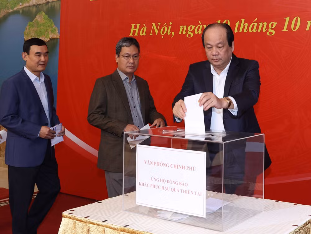 Lãnh đạo Chính phủ quyên góp ủng hộ đồng bào vùng mưa lũ ở miền Trung ảnh 2