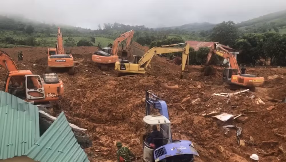 Sạt lở đất ở Hướng Hóa: Bắt đầu đưa thi thể nạn nhân ra ngoài ảnh 1
