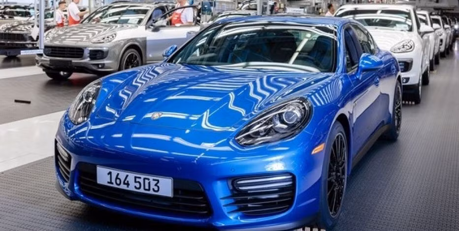 Volkswagen bị điều tra gian lận khí thải với dòng xe sang Porsche ảnh 1