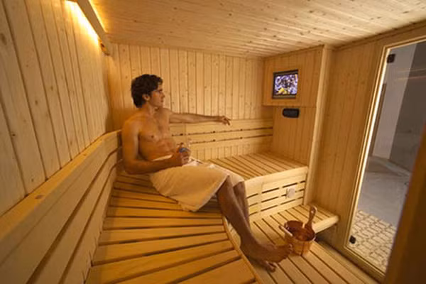 Ghé phòng xông hơi thường xuyên giúp nam giới kéo dài tuổi thọ ảnh 1