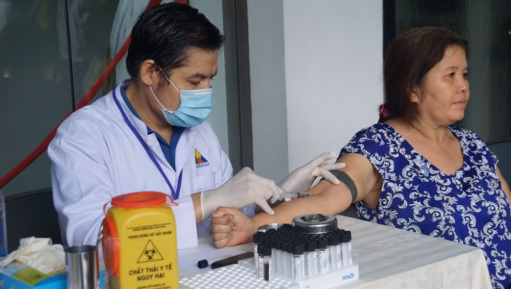 2.000 người dân được tầm soát miễn phí viêm gan siêu vi B-C ảnh 1