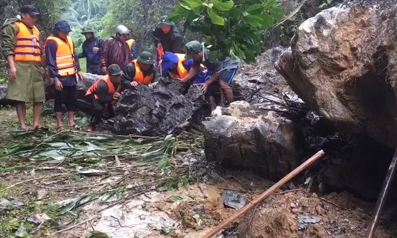 Quảng Bình: Khắc phục sự cố sạt lở, mở đường vào 3 bản đồng bào Rục ảnh 1
