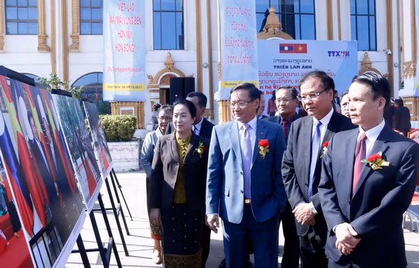 TTXVN và KPL trưng bày ảnh tư liệu quý về mối quan hệ Việt Nam-Lào ảnh 1