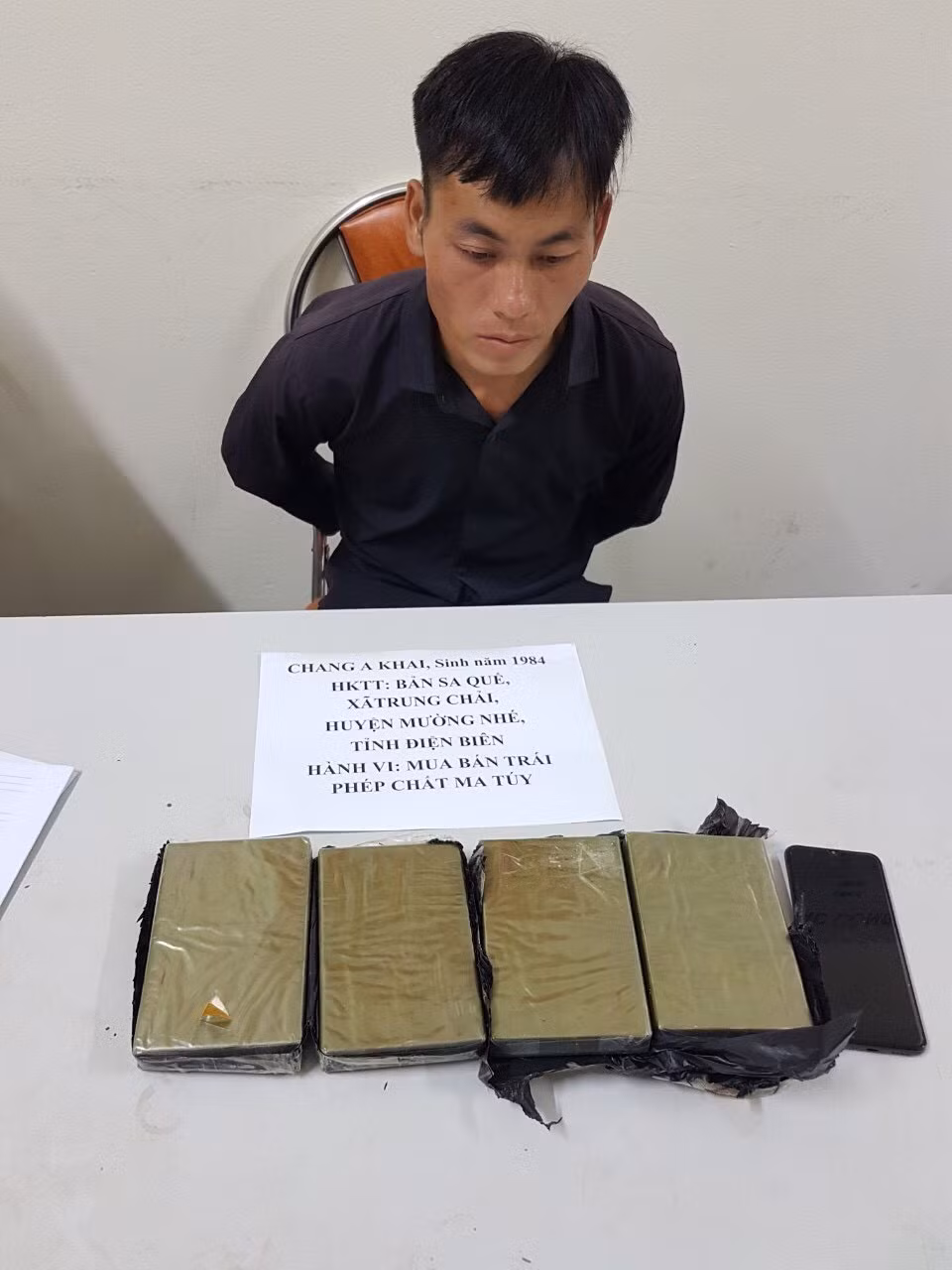 Công an Lai Châu bắt đối tượng mua bán trái phép 4 bánh heroin ảnh 1