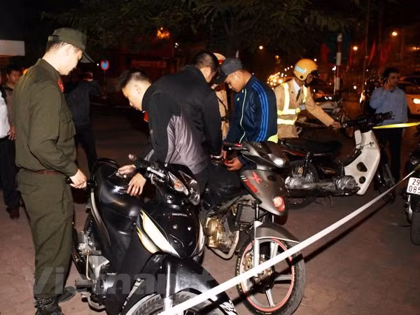 Hà Nội: Tổ công tác 141 hóa trang, bắt giữ 16 'quái xế' gây rối ảnh 1