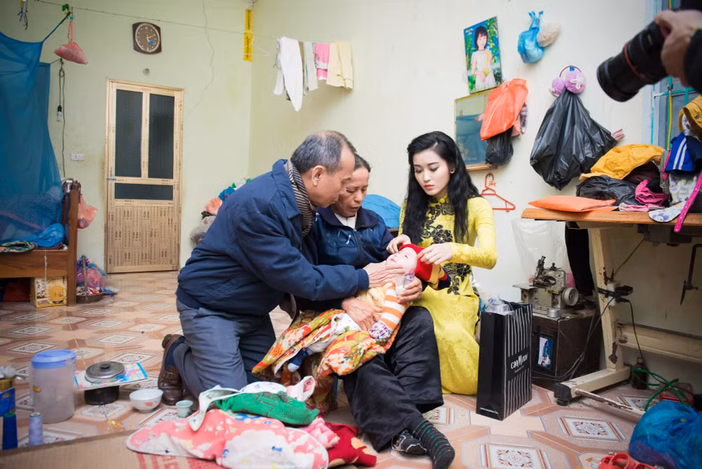Á hậu Huyền My tặng quà Tết cho các hộ dân nghèo ở Hà Nội ảnh 4