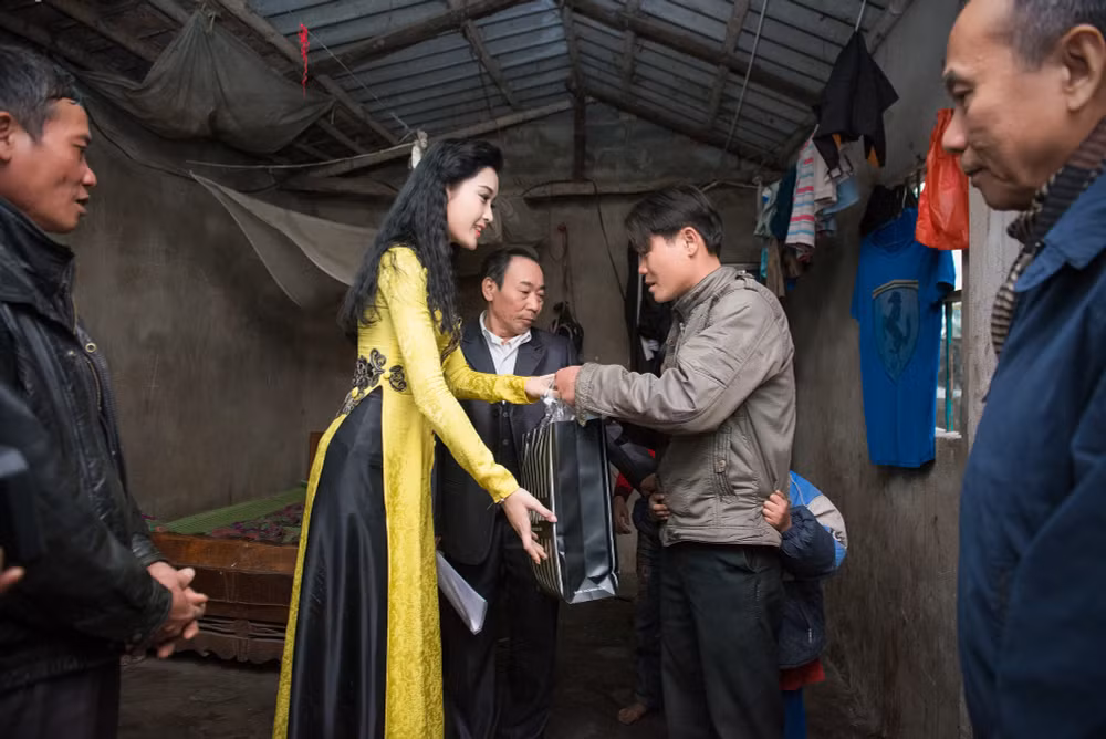 Á hậu Huyền My tặng quà Tết cho các hộ dân nghèo ở Hà Nội ảnh 3