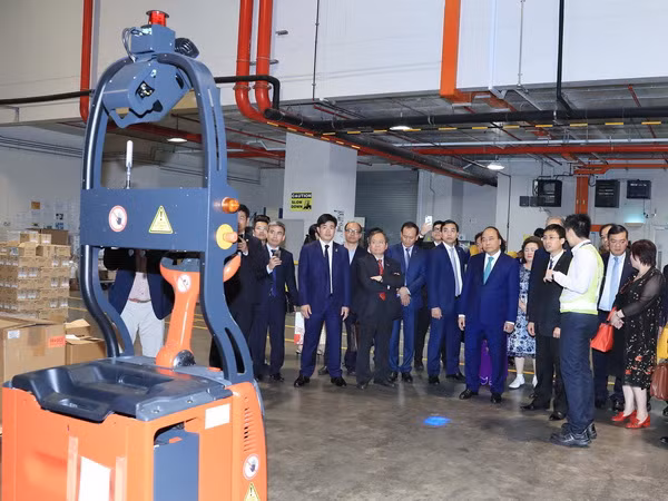 Thủ tướng Nguyễn Xuân Phúc thăm Cảng Singapore và Supply Chain City ảnh 2