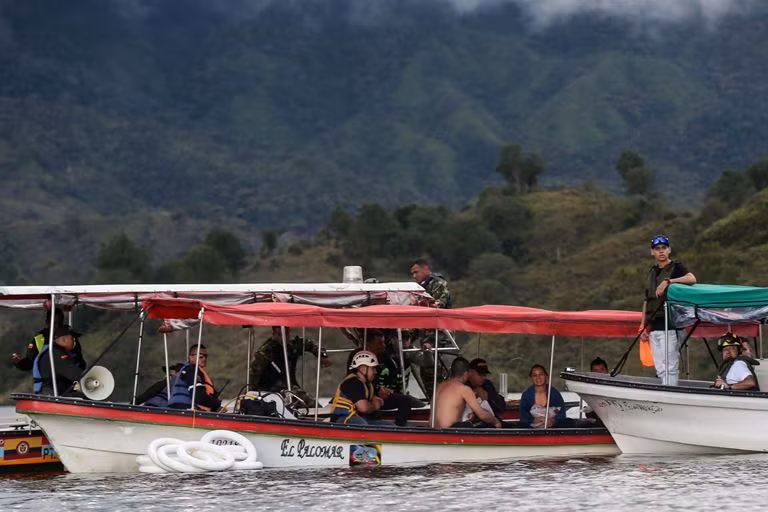 Colombia: Thợ lặn tiếp tục tìm kiếm nạn nhân vụ chìm tàu du lịch ảnh 1