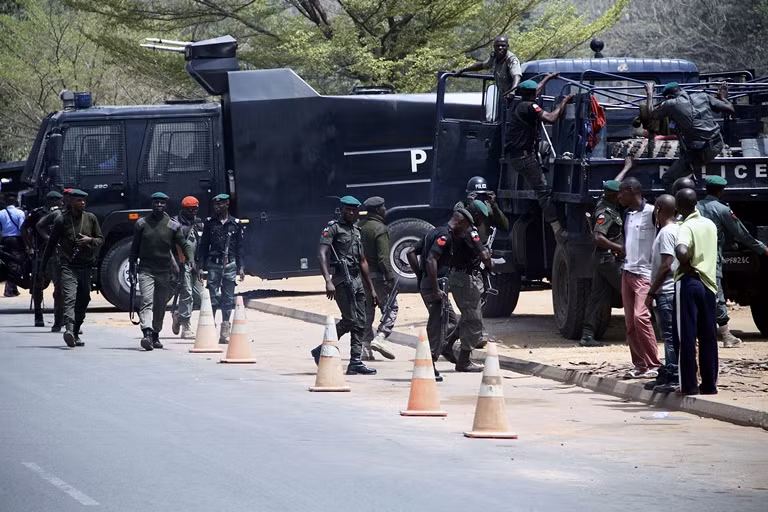 Nigeria: Những thiếu nữ áo đen đeo đầy bom gieo rắc kinh hoàng ảnh 1