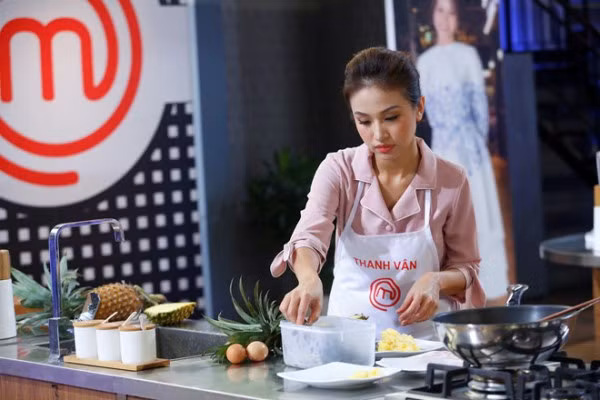 Vân Hugo tiết lộ về bản thân qua món cơm chiên đựng trong quả dứa ảnh 1