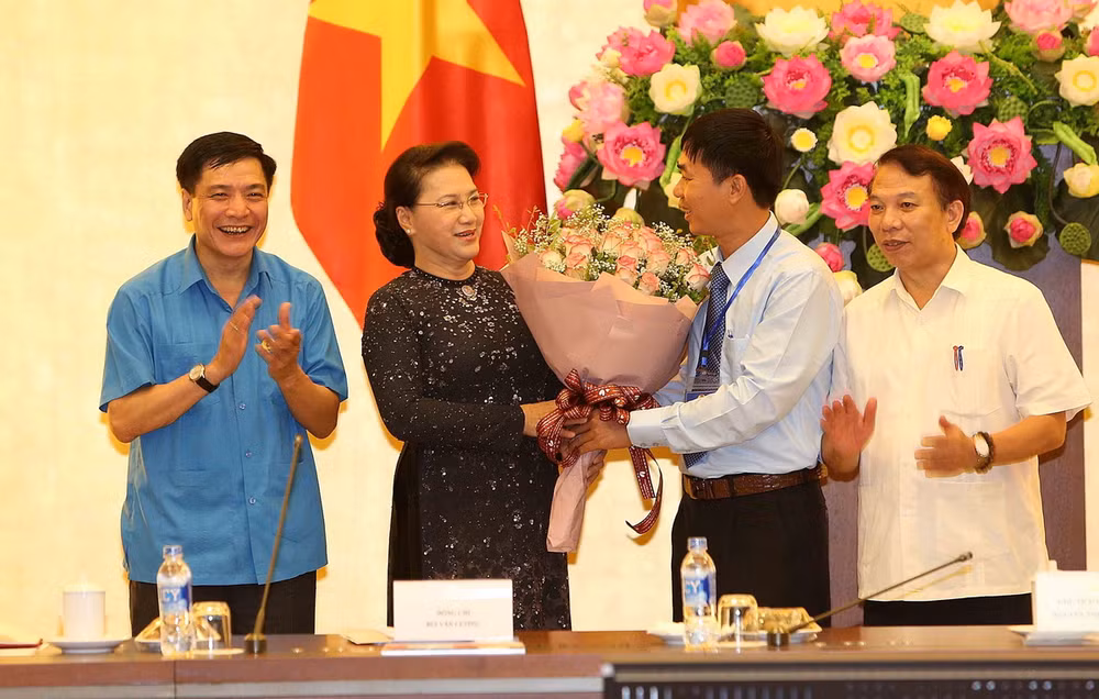 Chủ tịch Quốc hội gặp mặt 70 công nhân, lao động tiêu biểu xuất sắc ảnh 1