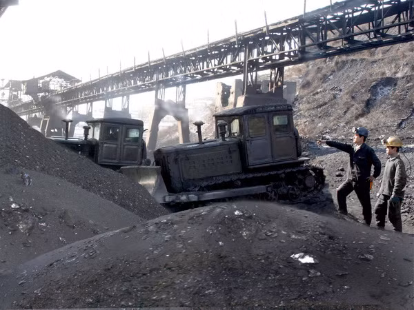 Trung Quốc thực hiện nghiêm lệnh cấm nhập khẩu than từ Triều Tiên ảnh 1