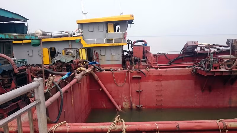 Quảng Ninh bắt 5 tàu khai thác cát trái phép tại khu vực Móng Cái ảnh 1