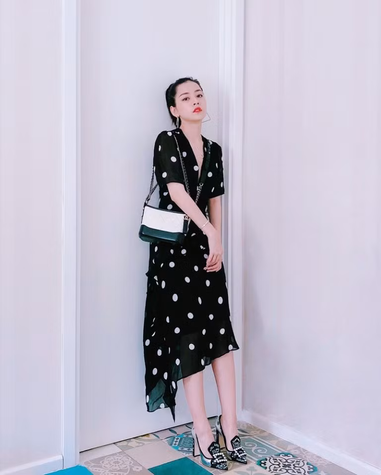Ngất ngây với street style ngập tràn váy đầm cổ điển của mỹ nhân Việt ảnh 1