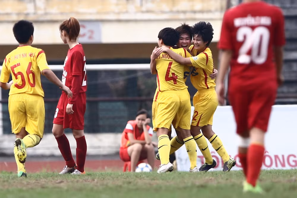 [Photo] Mất điện phá hỏng lễ đăng quang ở giải U19 quốc gia ảnh 4