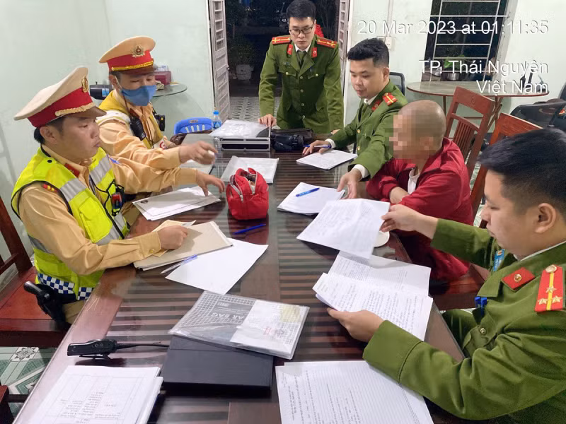 Hà Nội: Phát hiện một xe khách sử dụng tem kiểm định giả ảnh 1