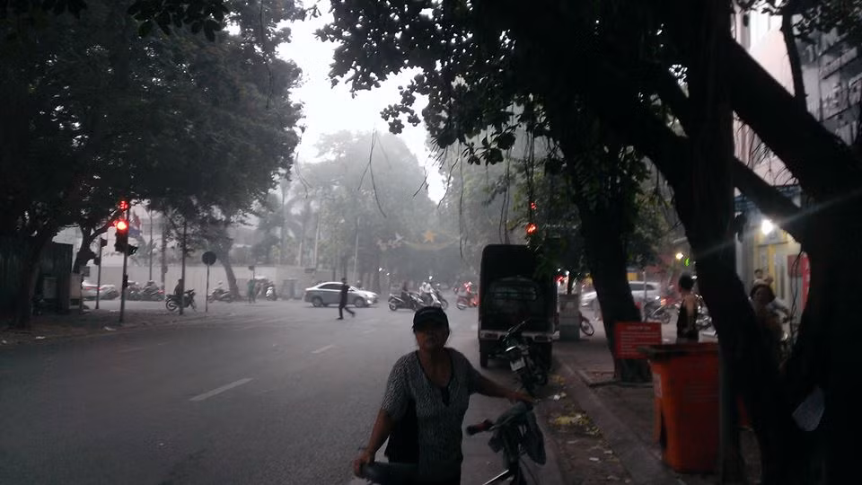 Cháy nhà trên phố Hàng Bài, ngay giữa trung tâm Hà Nội ảnh 2