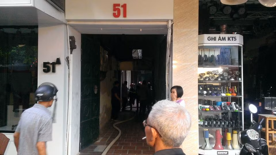 Cháy nhà trên phố Hàng Bài, ngay giữa trung tâm Hà Nội ảnh 1
