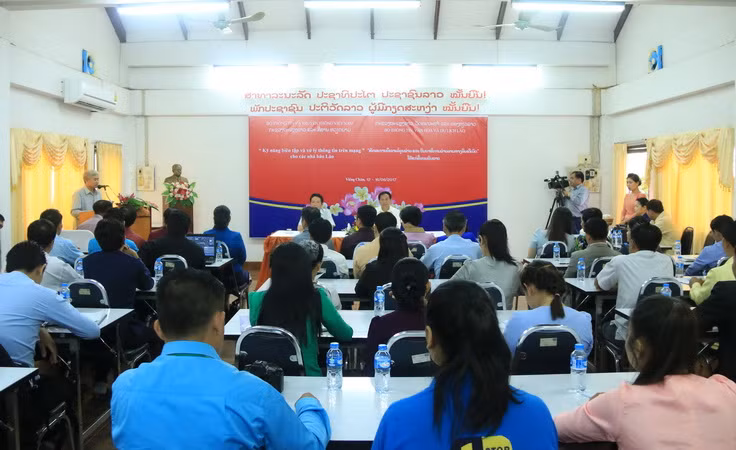 Hỗ trợ kỹ năng biên tập và xử lý thông tin trên mạng cho nhà báo Lào ảnh 1