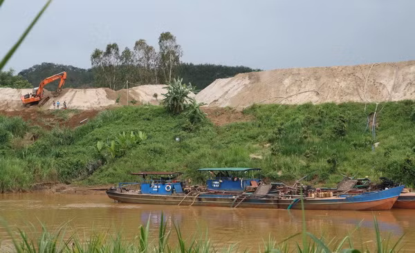 Khai thác cát trái sạt lở bờ sông Đồng Nai: Chính quyền kêu khó xử lý ảnh 2