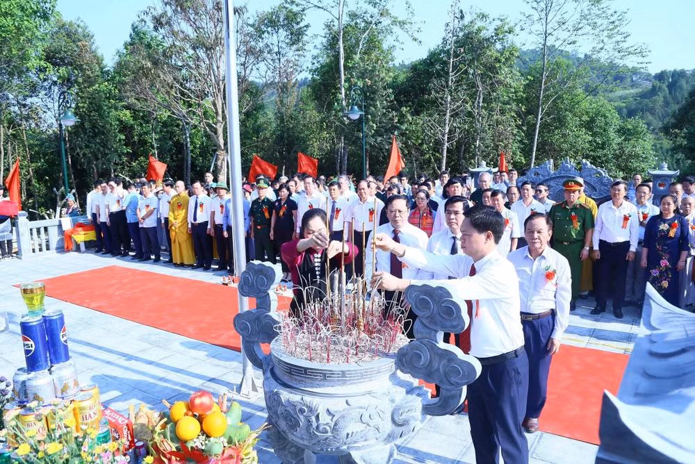 ttxvn_son_la_le_khanh_thanh_den_tho_liet_sy_tai_khu_lich_su_-_van_hoa_deo_pha_din_1.jpg