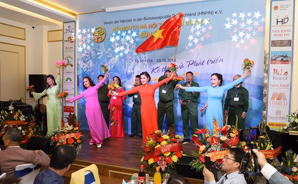 Gặp mặt dịp kỷ niệm 64 năm Ngày Giải phóng Thủ đô tại Đức ảnh 2