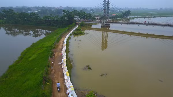 Hà Nội: Mực nước sông Bùi đã ổn định nhưng xuống rất chậm ảnh 1