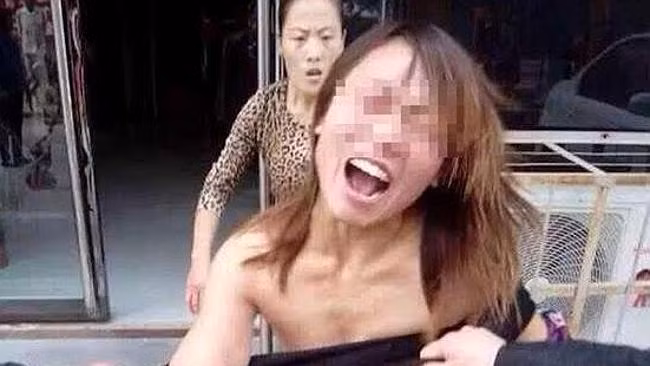 Báo chí Tây "sốc" với vụ lột quần áo đánh ghen ở Trung Quốc ảnh 1