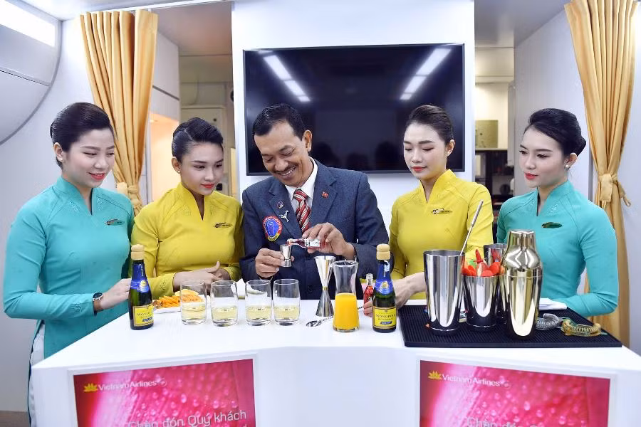 Vietnam Airlines chuẩn bị đưa 11 loại cocktail mới trên chuyến bay ảnh 1