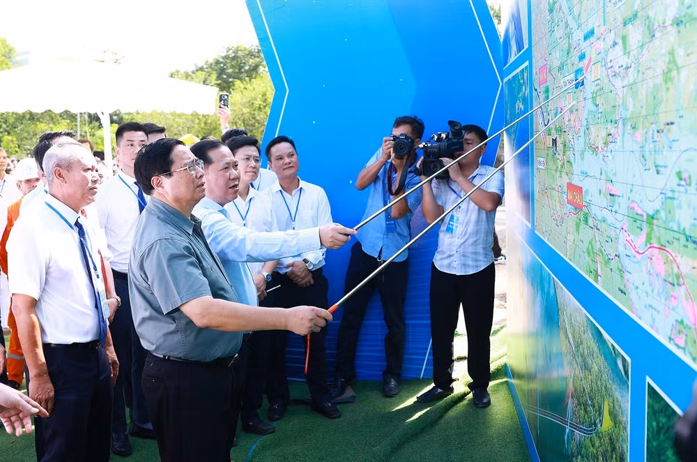 ttxvn_thu_tuong_pham_minh_chinh_du_le_khoi_cong_cao_toc_hoa_binh-moc_chau_2909-1.jpg