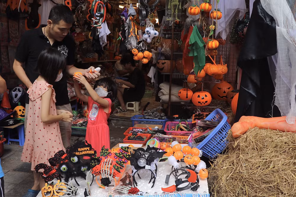Hà Nội: Thị trường đồ chơi sôi động trước dịp lễ Halloween ảnh 3