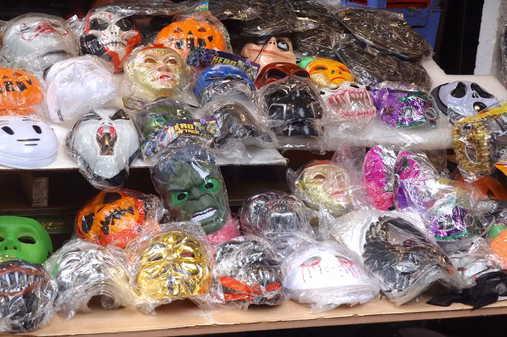 Hà Nội: Thị trường đồ chơi sôi động trước dịp lễ Halloween ảnh 1