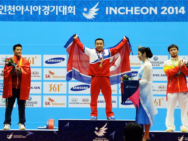 [Photo] Lực sỹ Thạch Kim Tuấn giành huy chương bạc ASIAD 17 ảnh 3